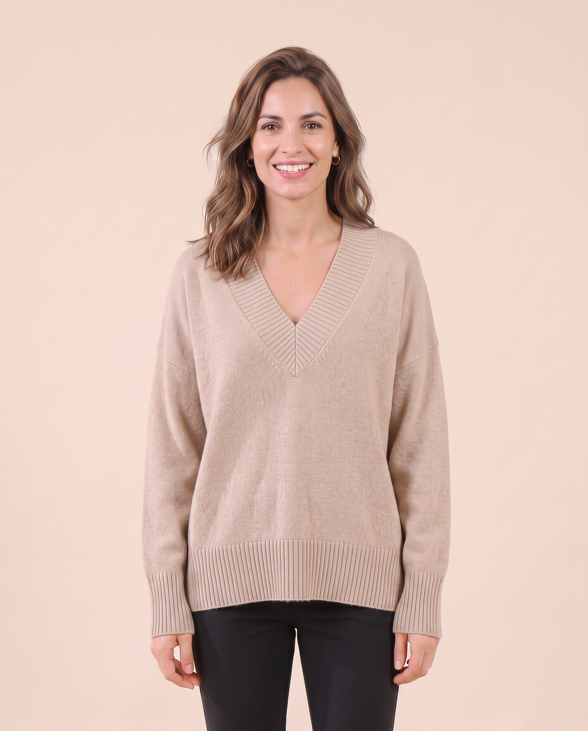 Pull en cachemire pour femme VELENTI MODA à col V et coupe ample, coloris beige, vue de face.