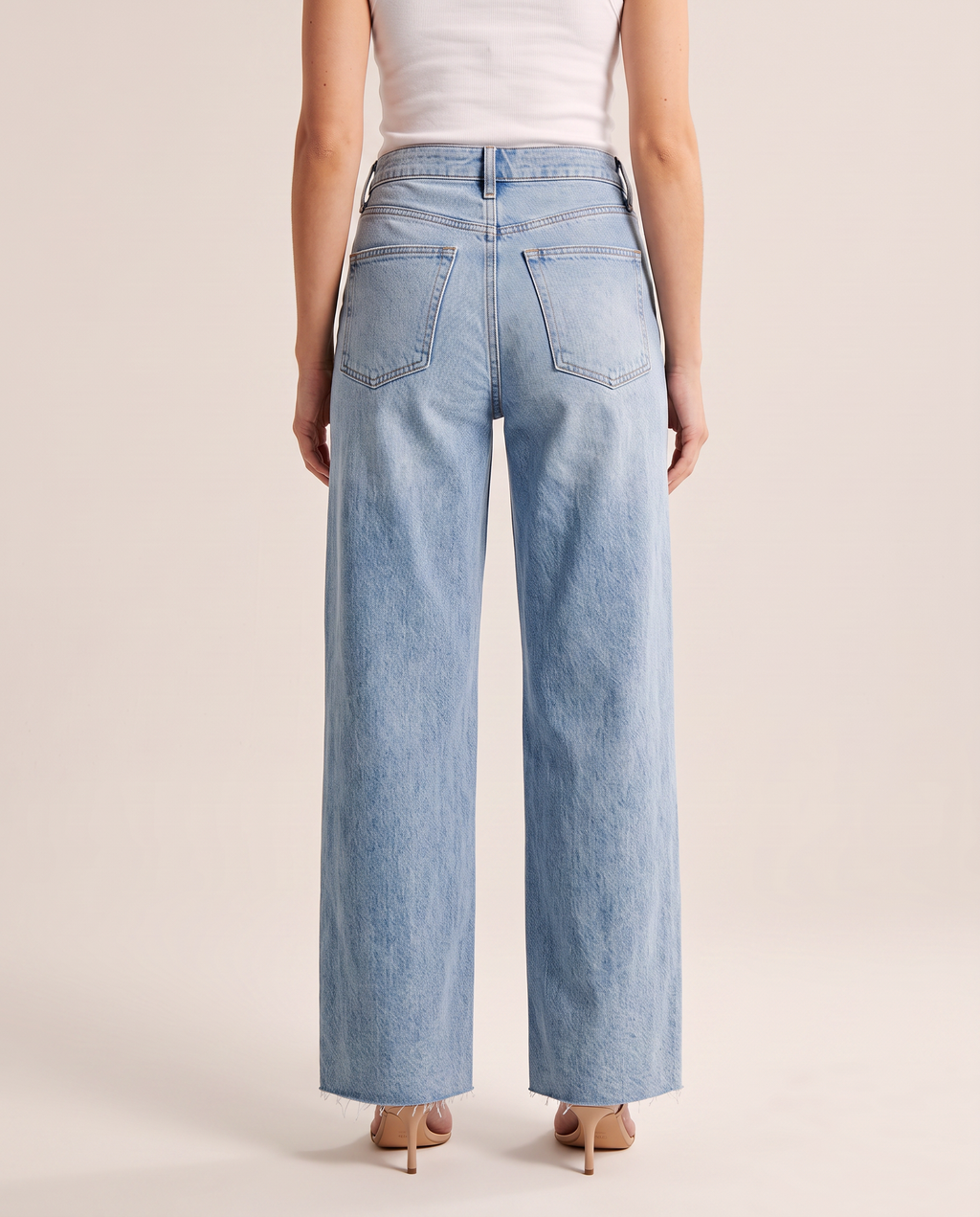 Jean large en denim délavé clair pour femme, vue de dos