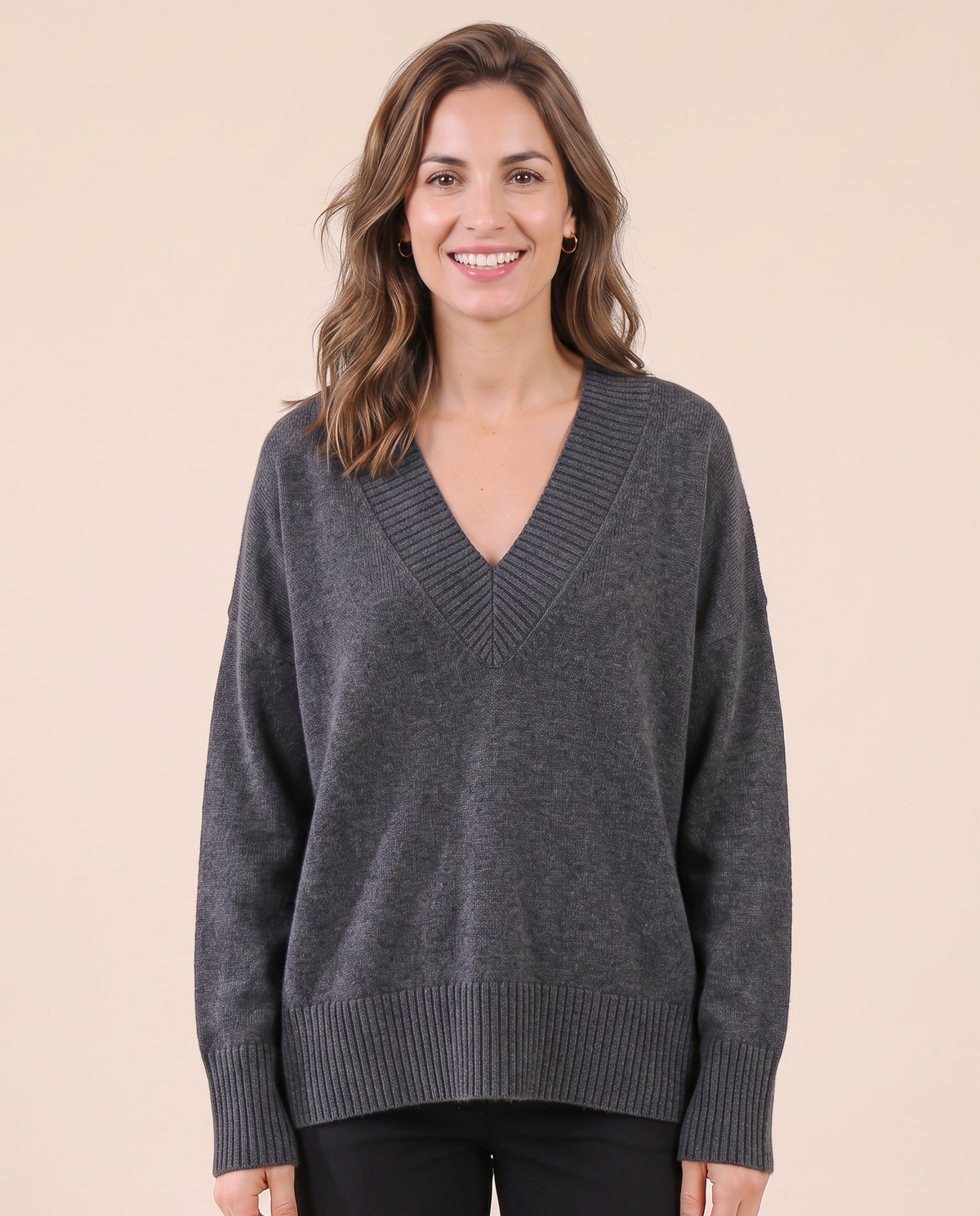 Pull en cachemire pour femme VELENTI MODA à col V et coupe ample, coloris gris foncé, vue de face.