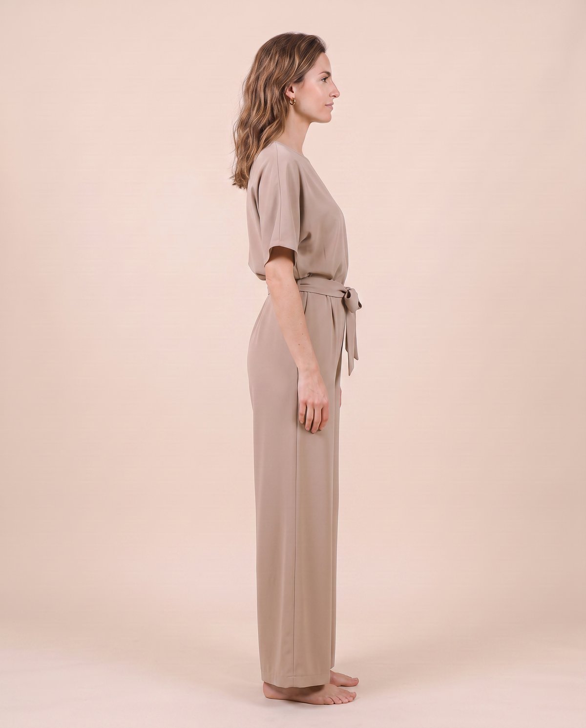 Combinaison pantalon large beige, vue de profil