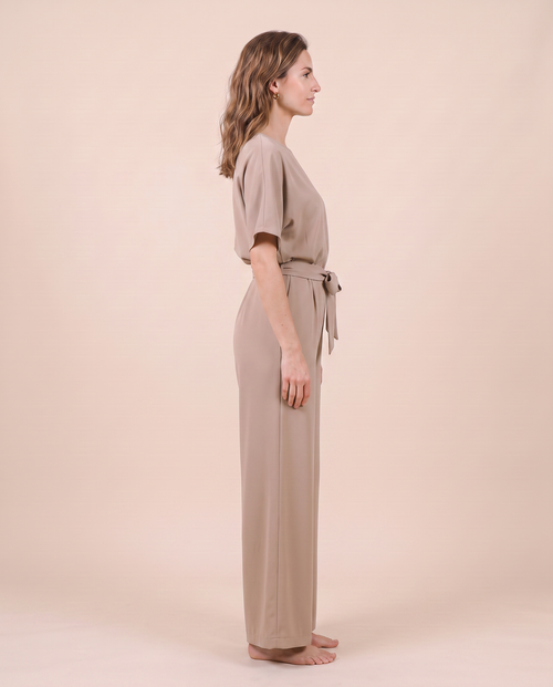 Combinaison pantalon large beige, vue de profil