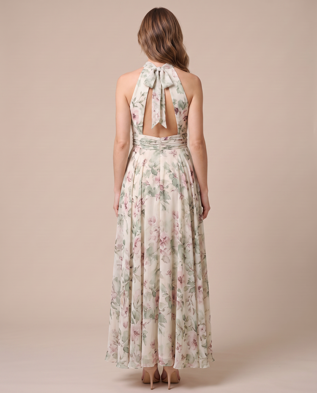 Robe longue fleurie pour femme à col licou, vue de dos, jupe ample jusqu'au sol