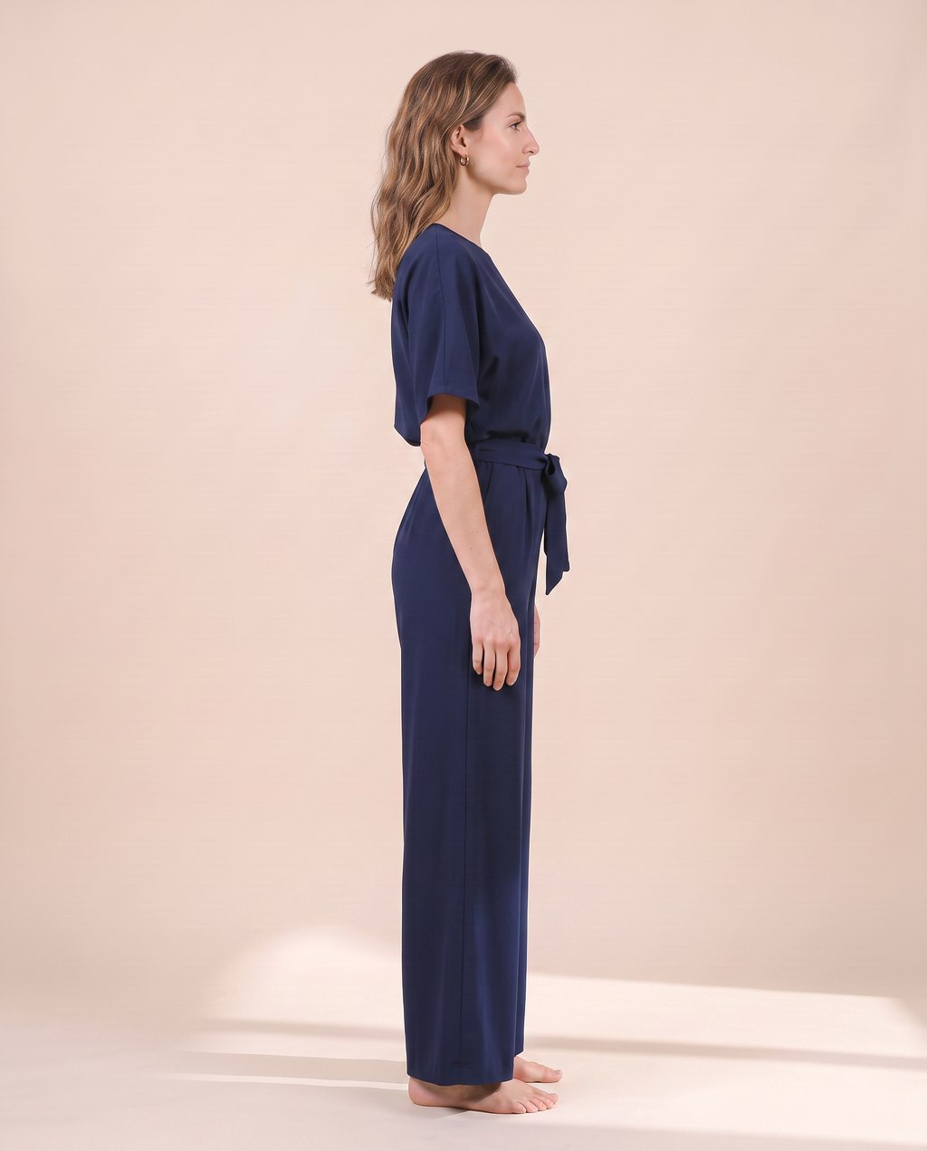 Combinaison pantalon large bleu foncé, vue de profil