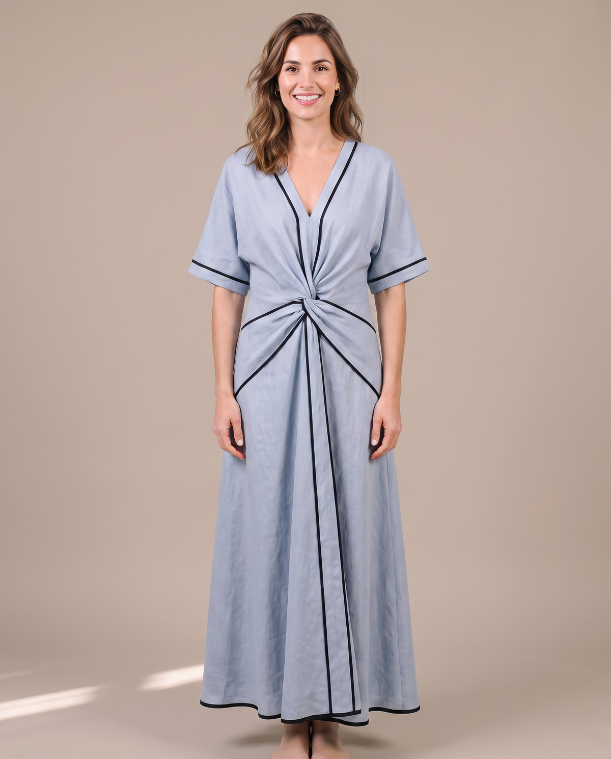 Robe longue d'été fluide à col V et passepoil noir, coloris bleu ciel, vue de face