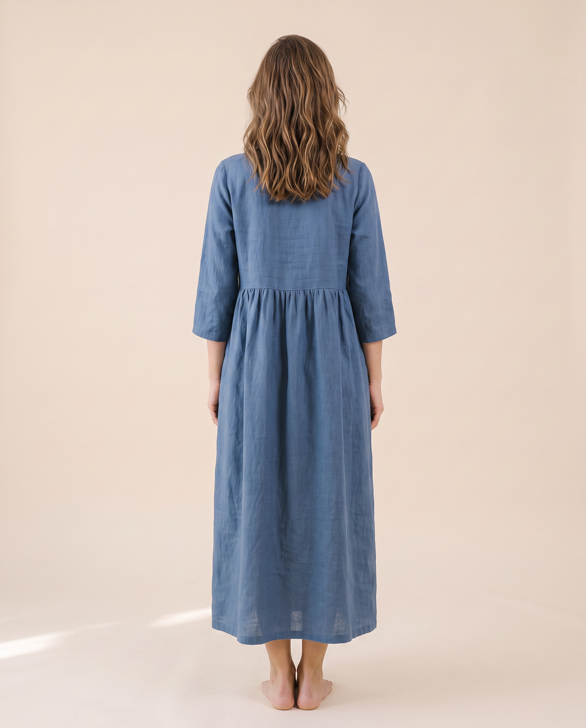 Robe longue en lin bleu marine, vue de dos