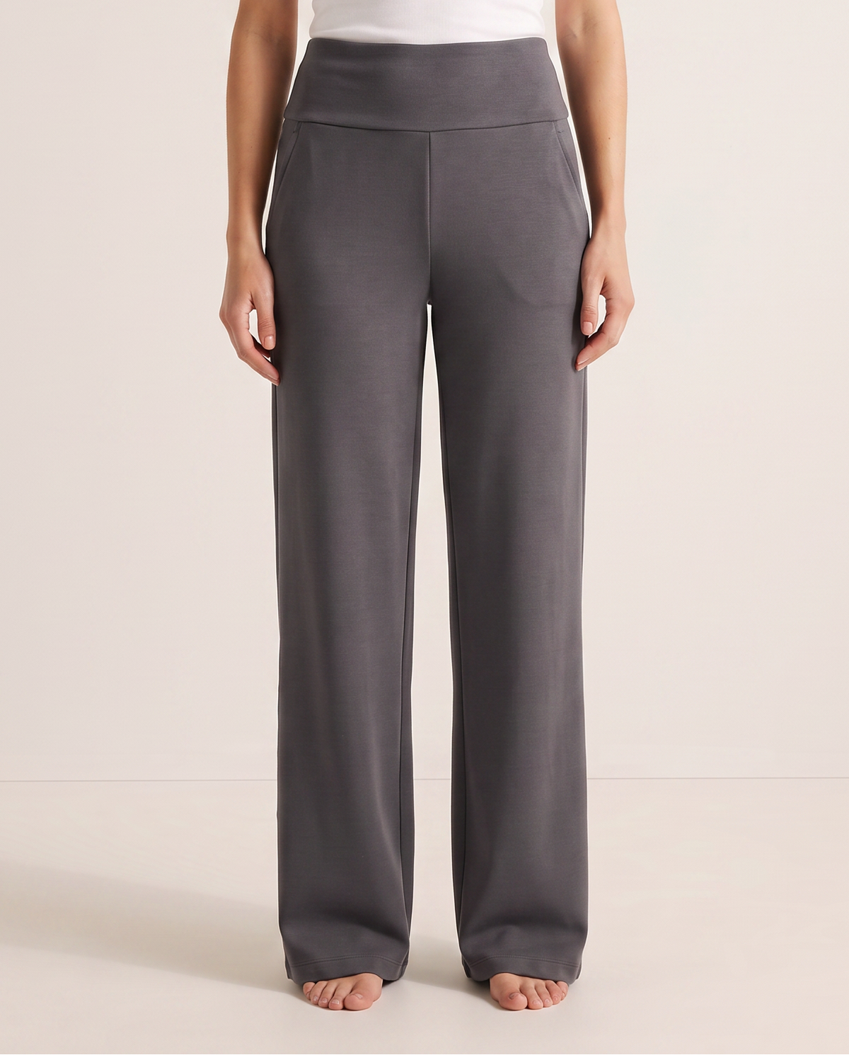 Pantalon taille haute à jambe large gris, vue de face