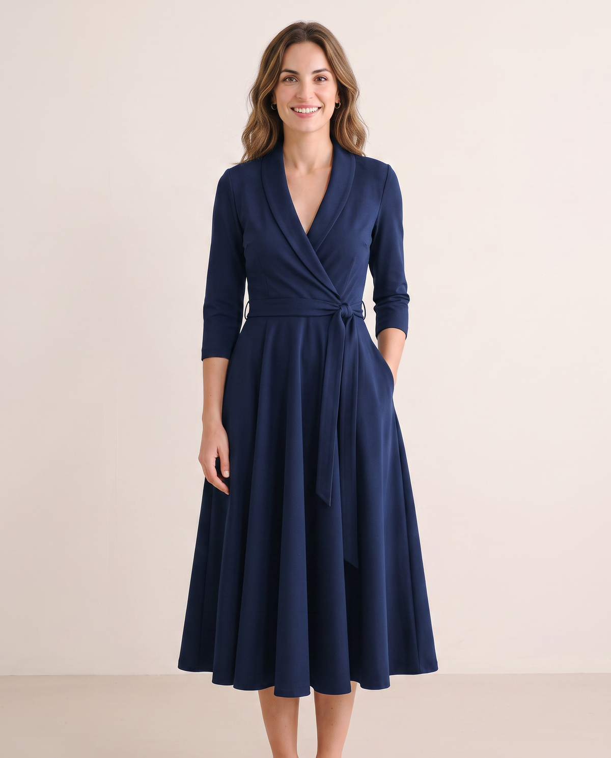 Robe midi cache-cœur bleu à col châle et jupe évasée, vue de face