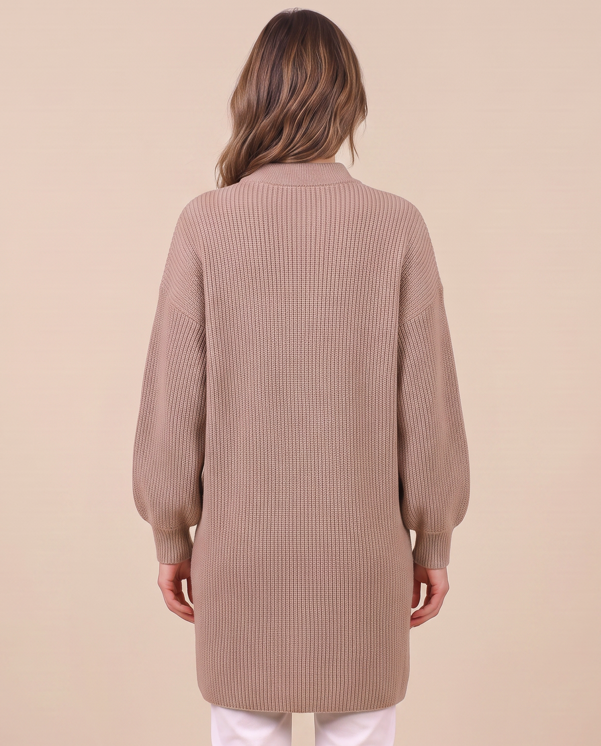 Pull femme oversize en maille côtelée à col montant, coloris beige taupe, vue de dos.