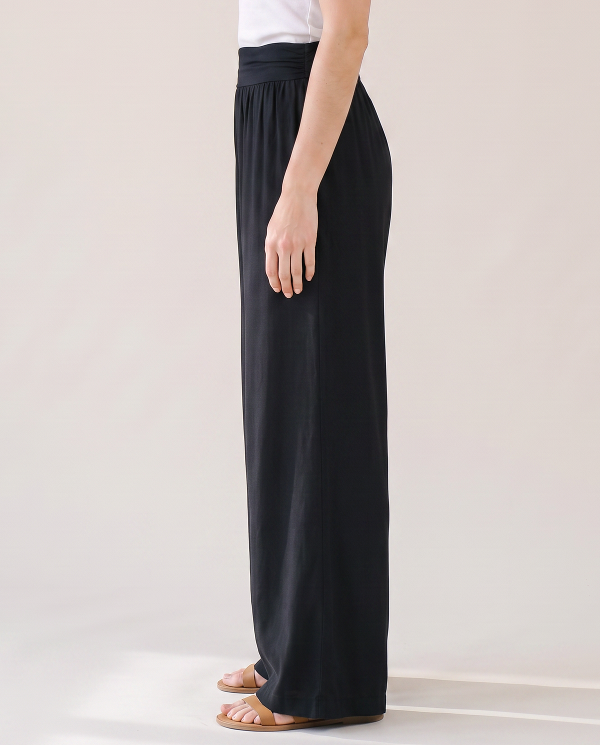 Pantalon large taille haute noir, vue de profil