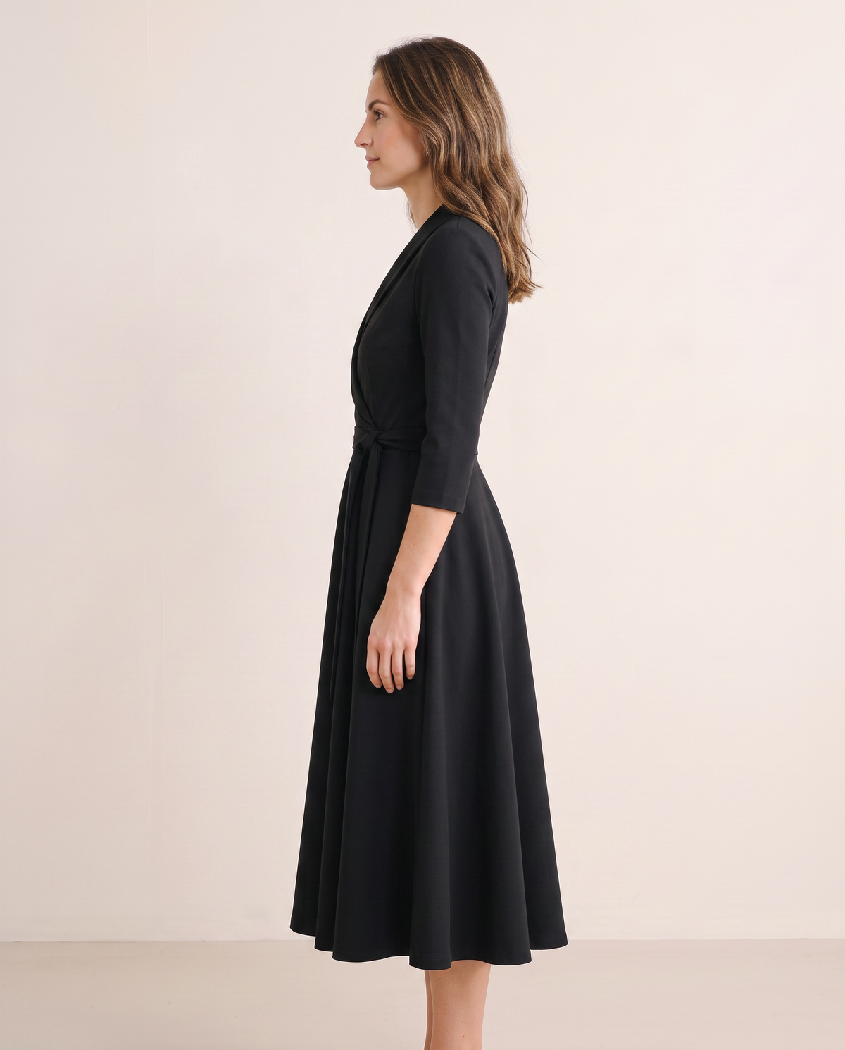 Robe midi cache-cœur noire, vue de profil