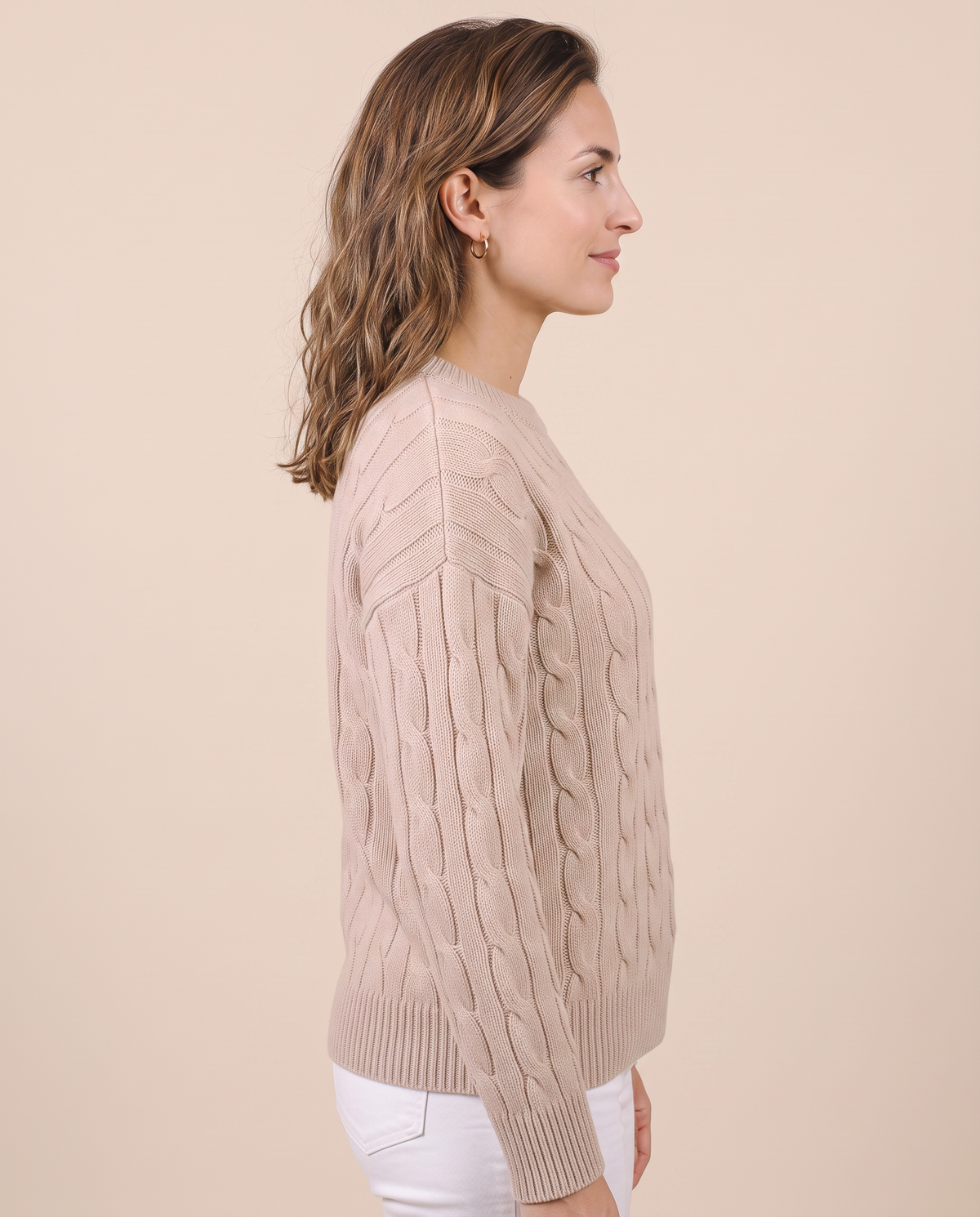 Pull en maille torsadée pour femme VELENTI MODA à col rond, coloris beige, vue de profil.