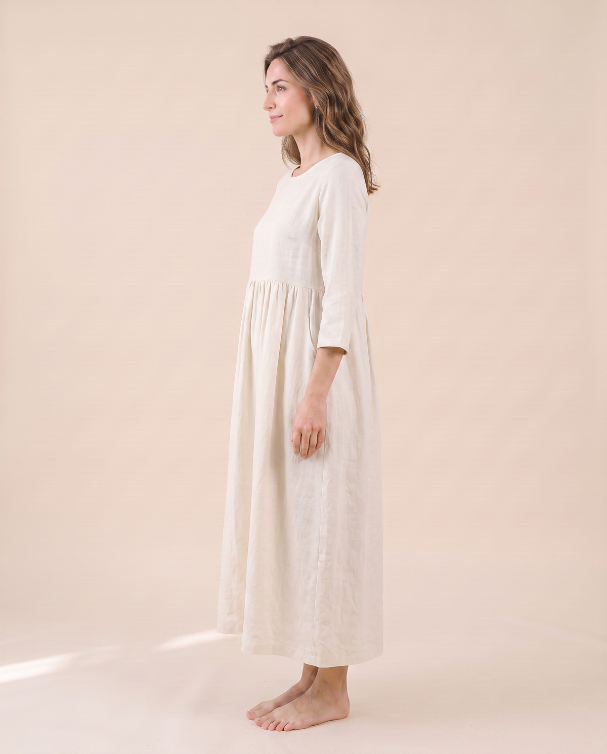 Robe longue en lin blanche à manches 3/4, vue de profil