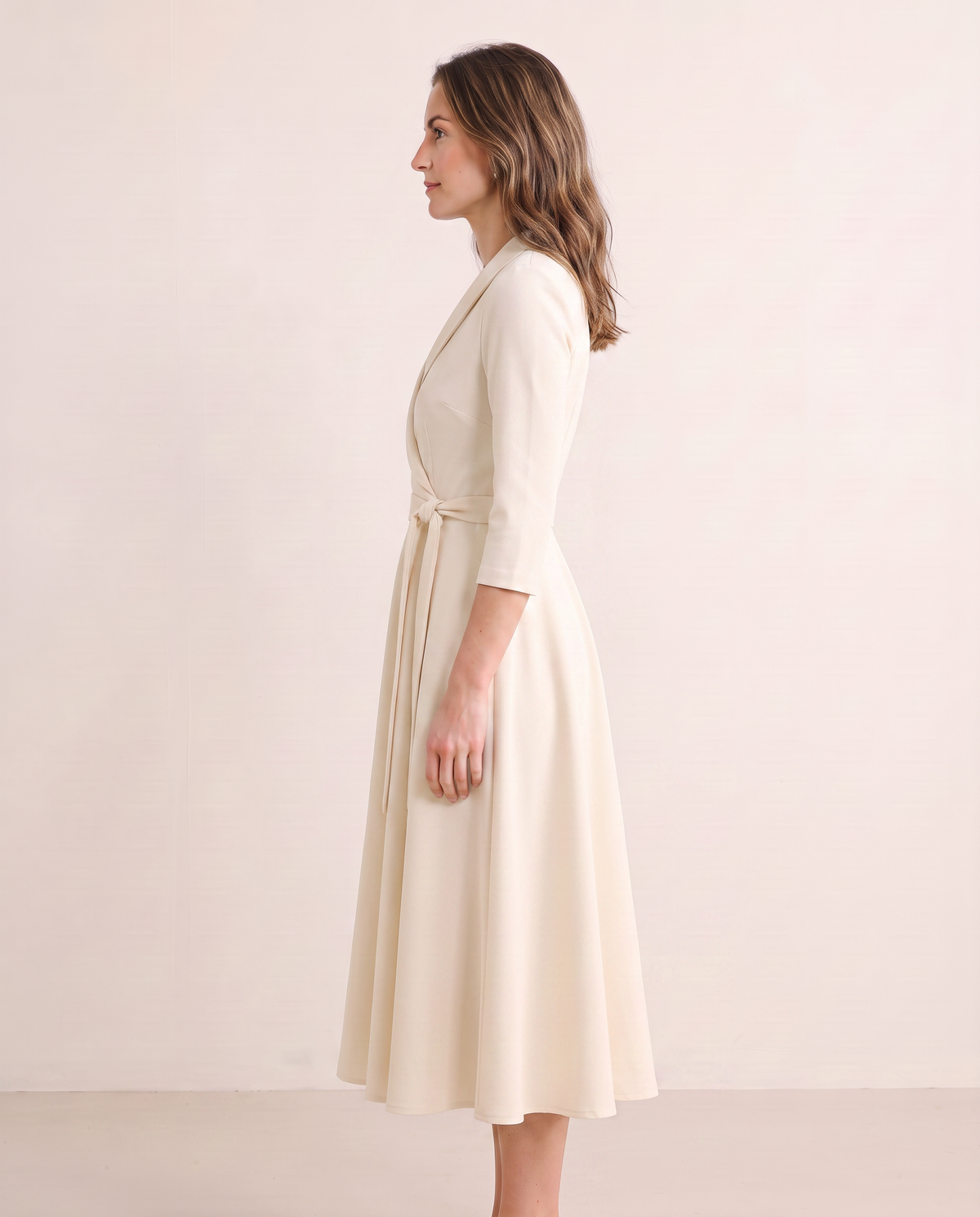 Robe midi cache-cœur beige à col châle, vue de profil