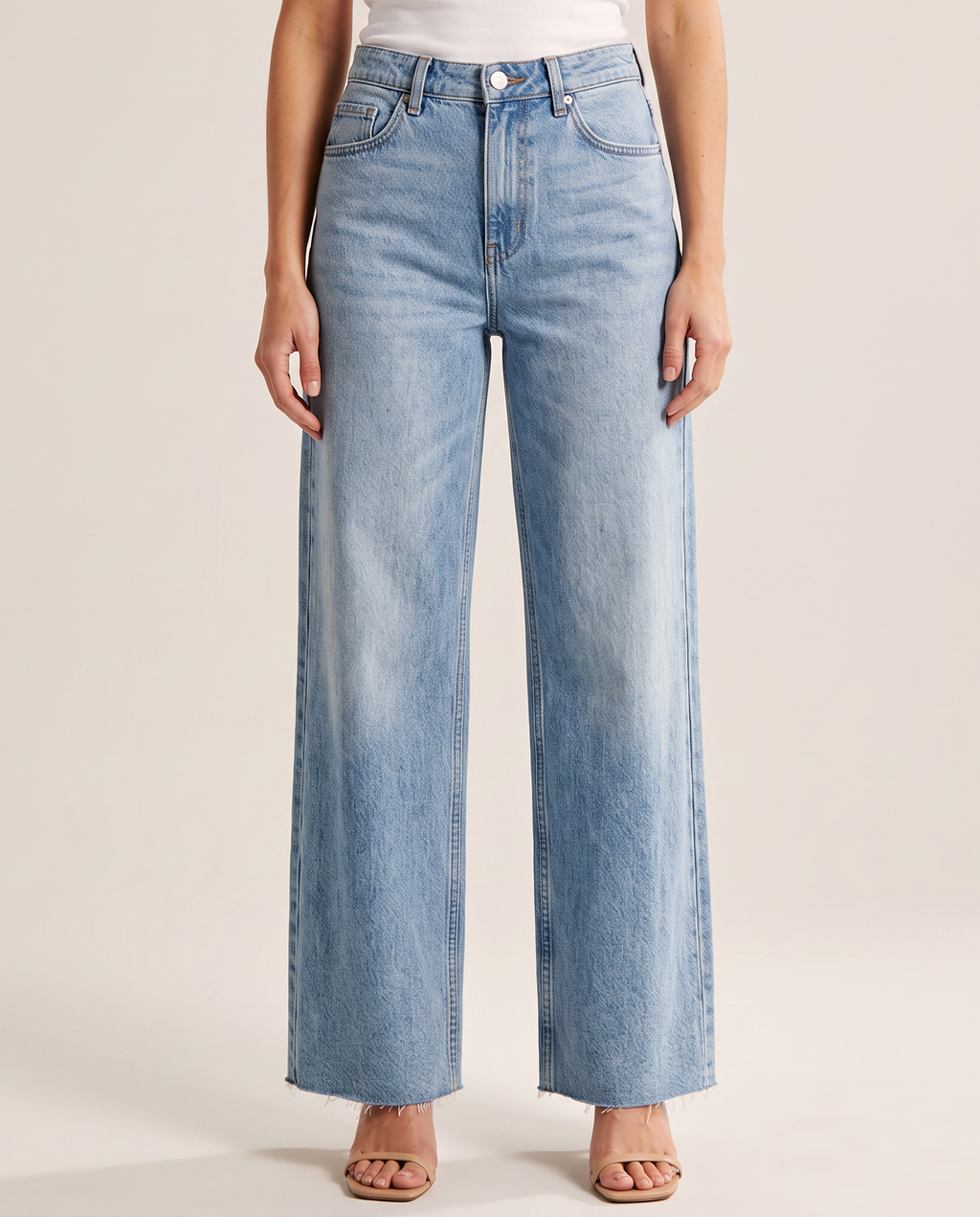 Jean large en denim délavé clair pour femme, vue de face