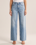 Jean large en denim délavé clair pour femme, vue de face
