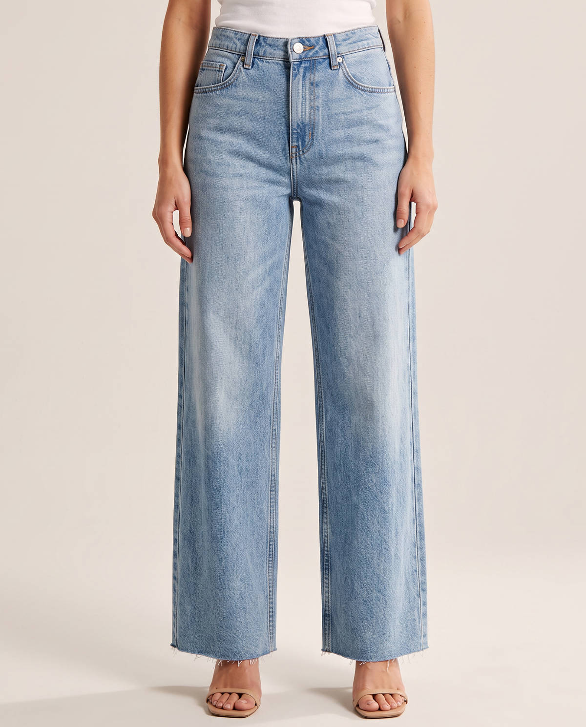 Jean large en denim délavé clair pour femme, vue de face
