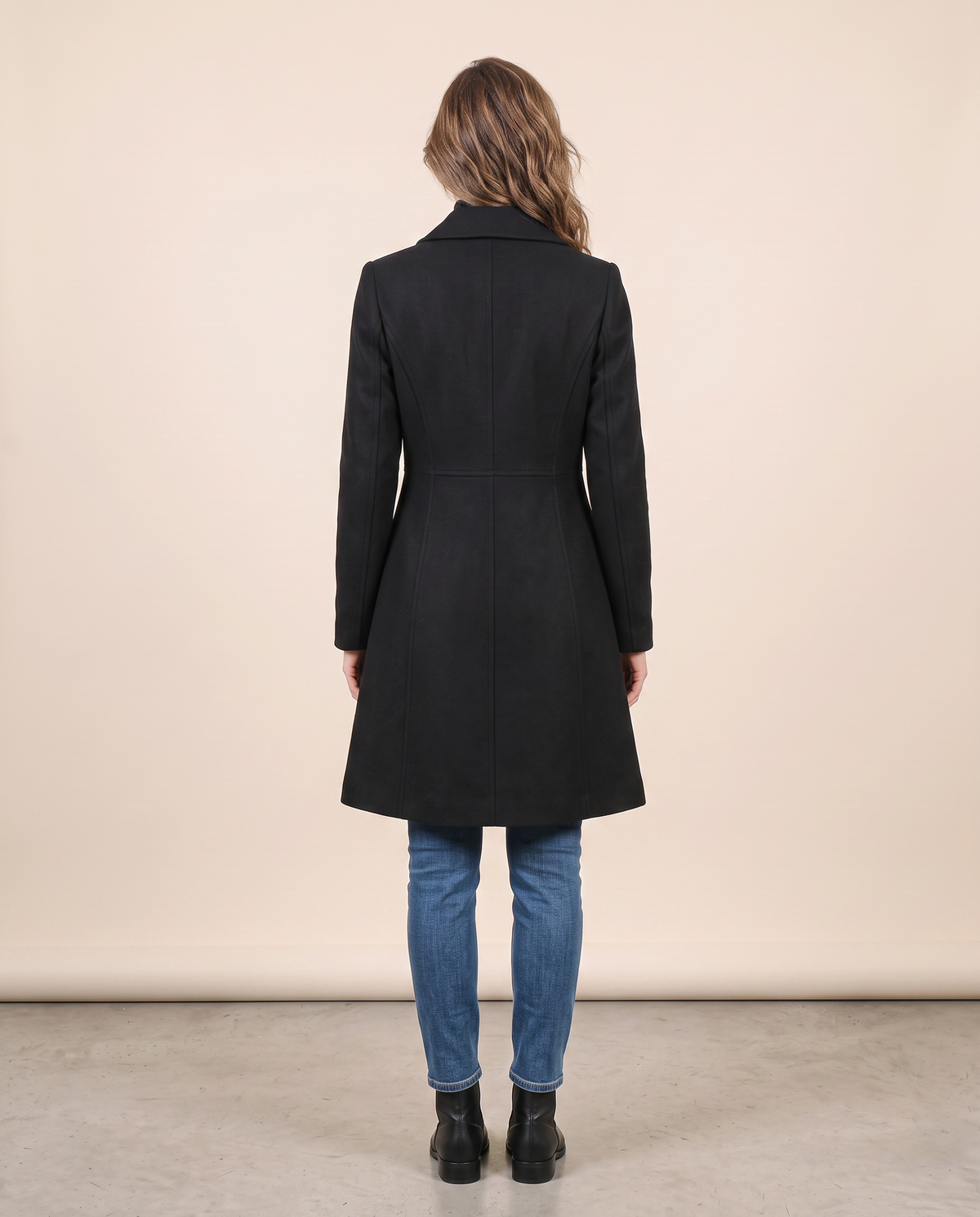 Manteau d'hiver cintré pour femme VELENTI MODA à simple boutonnage, coloris noir, vue de dos.