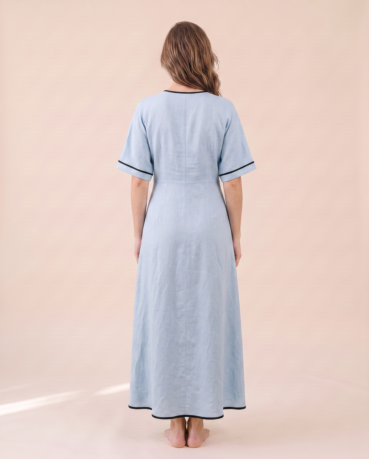 Robe longue d'été fluide à col V et passepoil noir, coloris bleu ciel, vue de dos