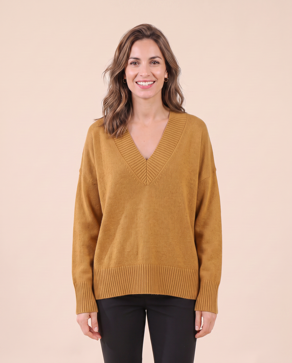Pull en cachemire pour femme VELENTI MODA à col V et coupe ample, coloris jaune, vue de face.