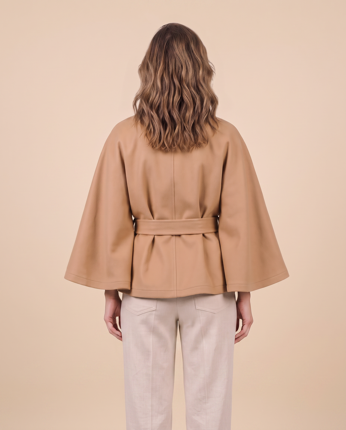 Manteau cape élégant pour femme VELENTI MODA, col haut et tissu chaud, vue de dos.