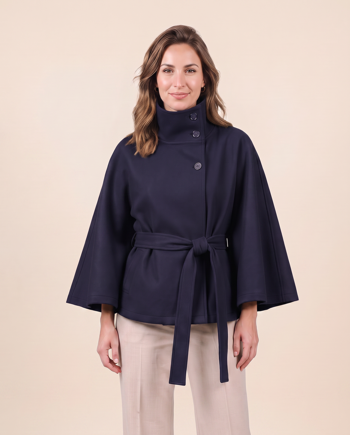 Manteau cape pour femme VELENTI MODA, détail du col haut et de la ceinture ajustable, tissu chaud et élégant.