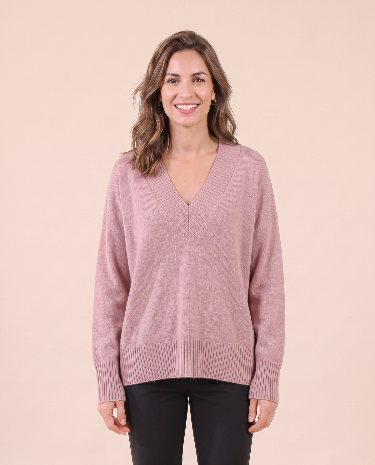 Pull en cachemire pour femme VELENTI MODA à col V et coupe ample, coloris rose, vue de face.