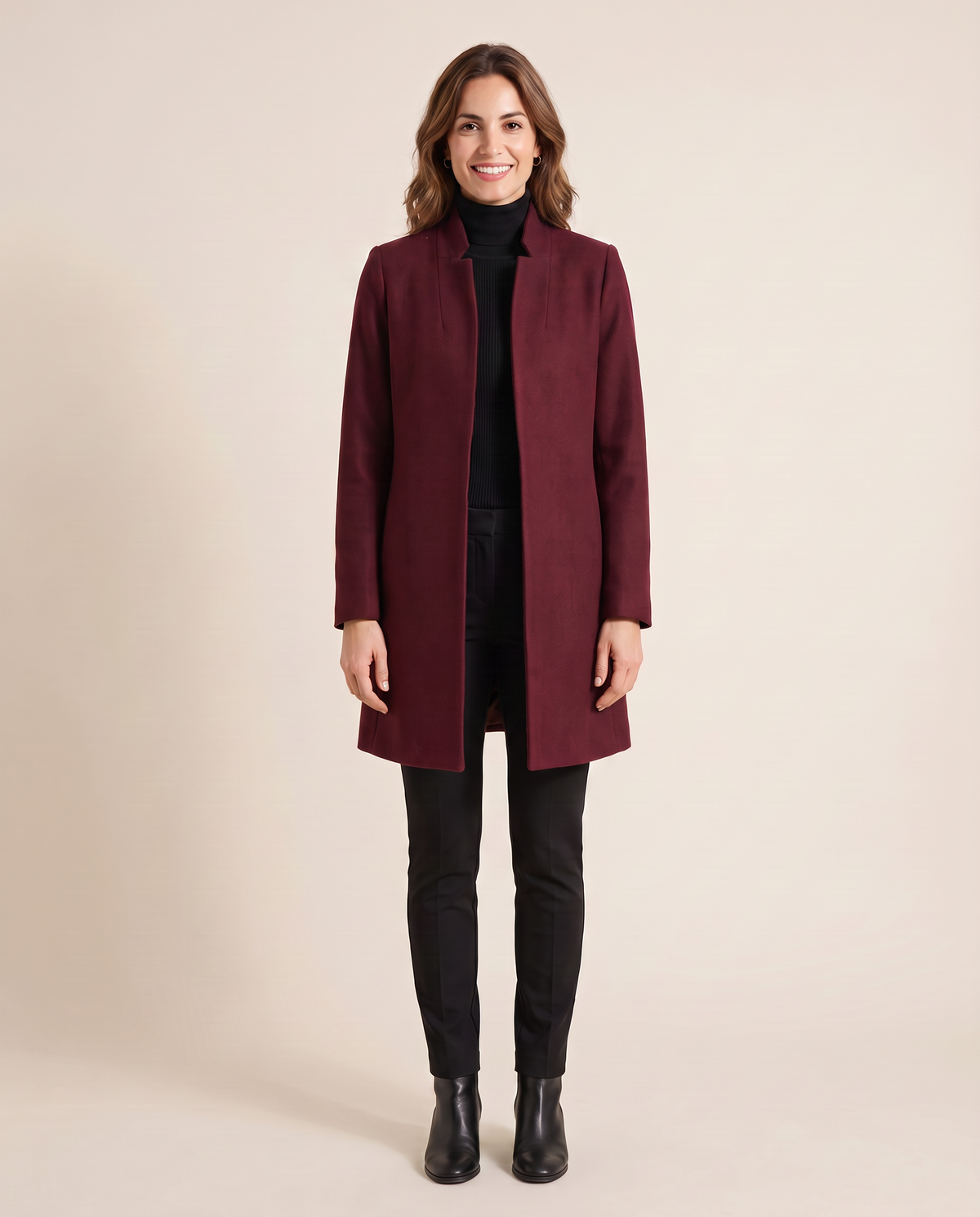 Manteau mi-long ouvert pour femme VELENTI MODA à col montant et revers, coloris bordeaux, porté sur mannequin, vue de face.