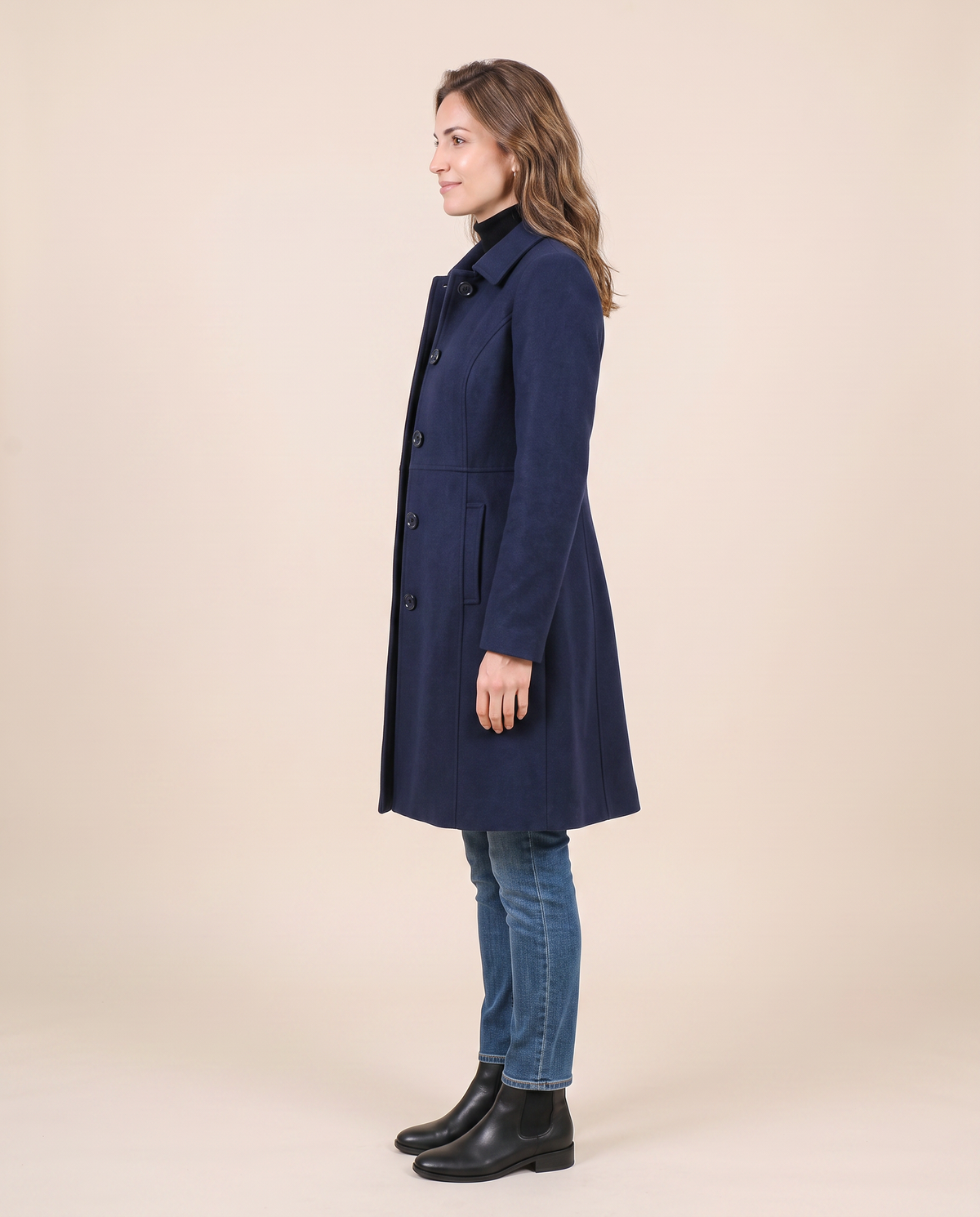 Manteau d'hiver cintré pour femme VELENTI MODA à simple boutonnage, coloris bleu marine, vue de profil.