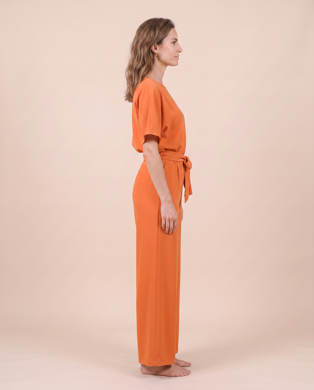 Combinaison pantalon large orange, vue de profil