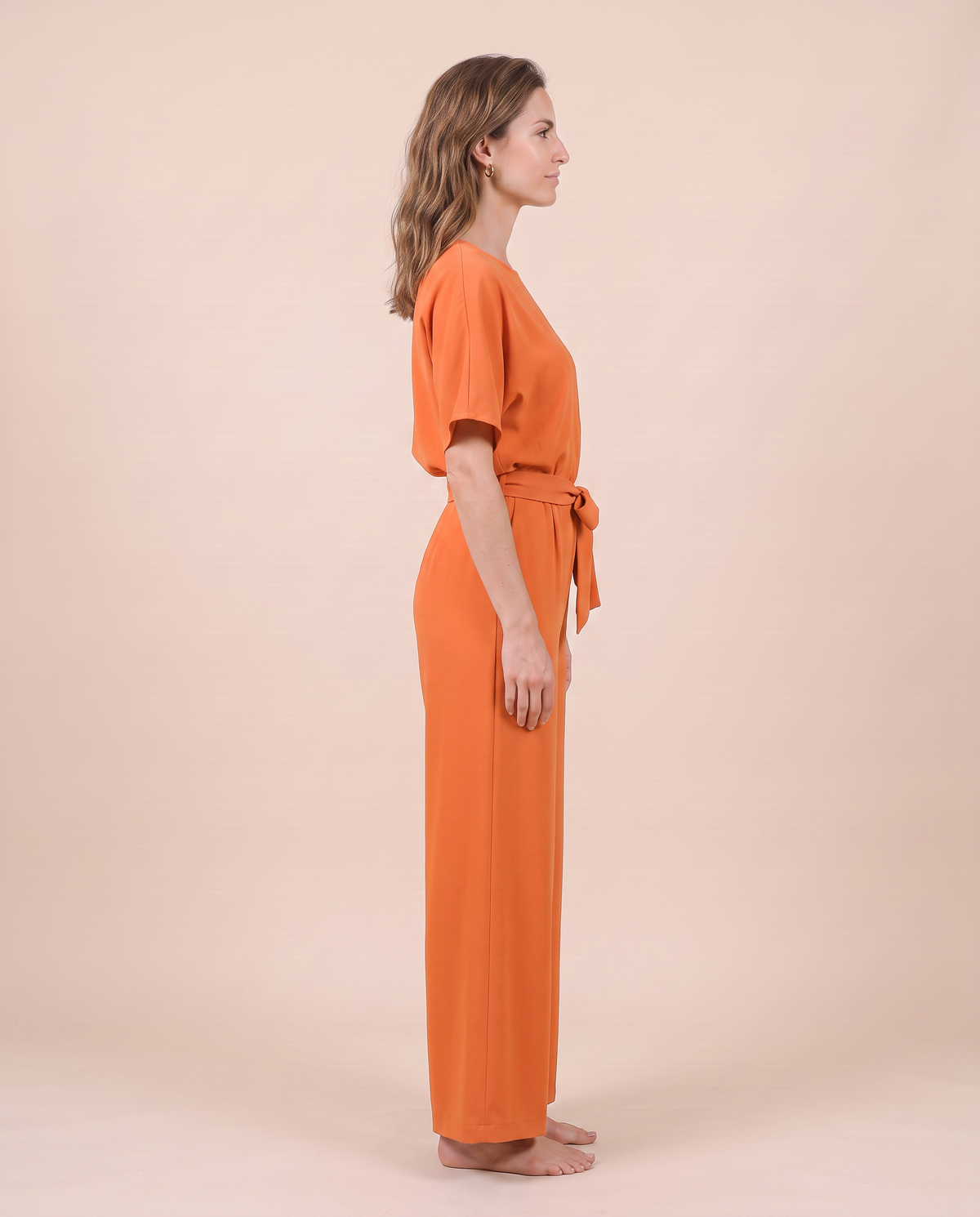 Combinaison pantalon large orange, vue de profil