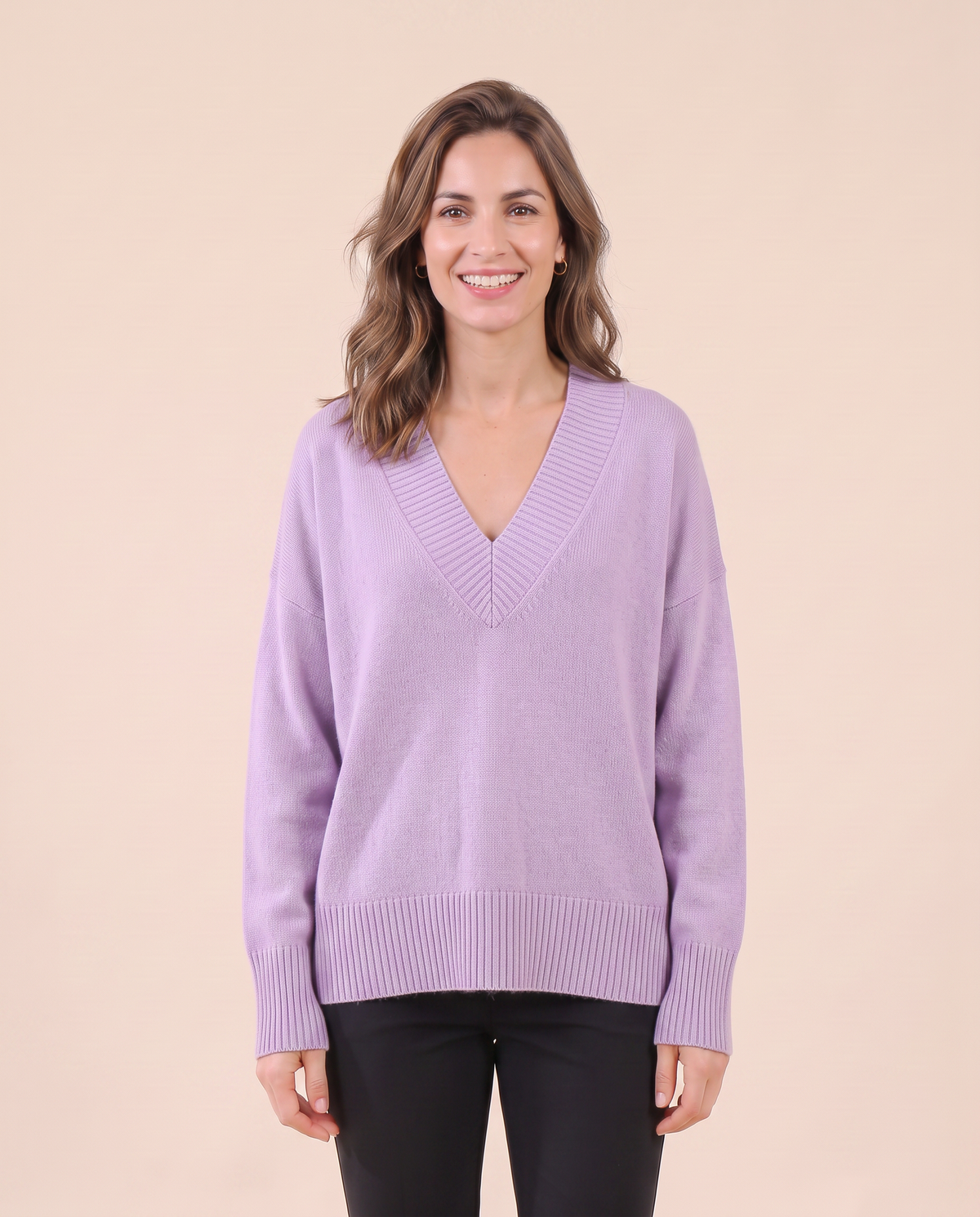 Pull en cachemire pour femme VELENTI MODA à col V et coupe ample, coloris lilas, vue de face.