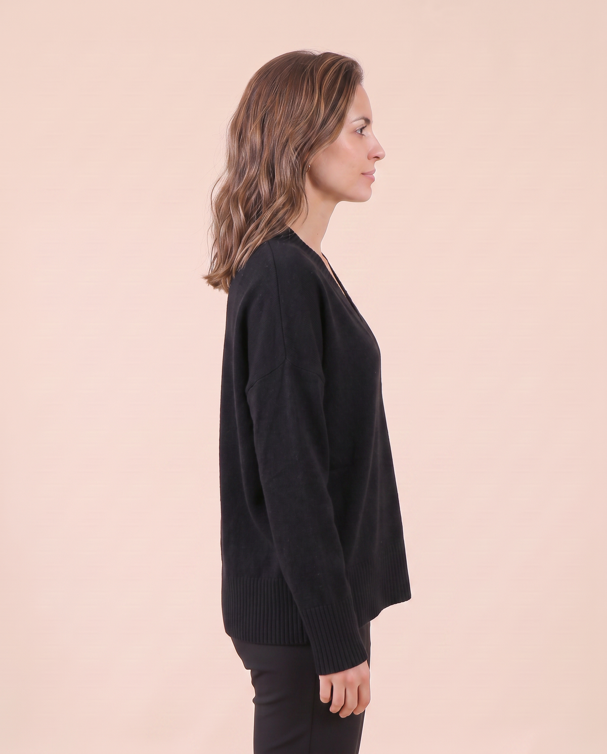 Pull en cachemire pour femme VELENTI MODA à col V, coloris noir, vue de profil