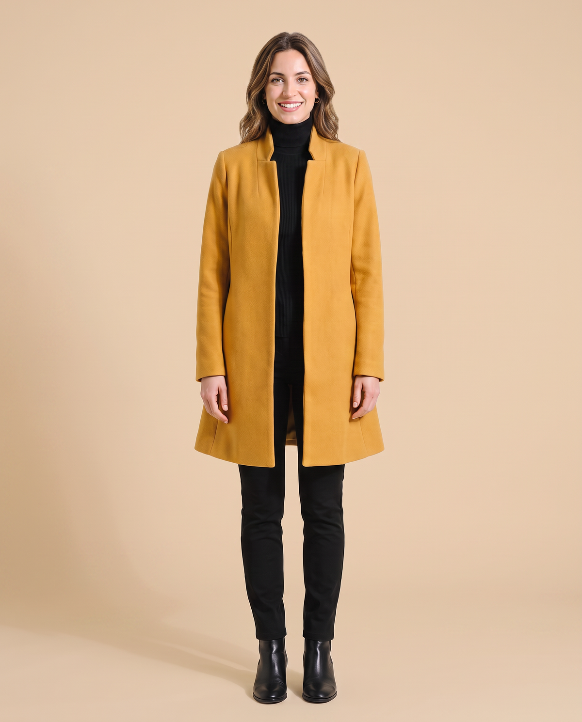 Manteau mi-long ouvert pour femme VELENTI MODA à col montant et revers, coloris jaune, porté sur mannequin, vue de face.