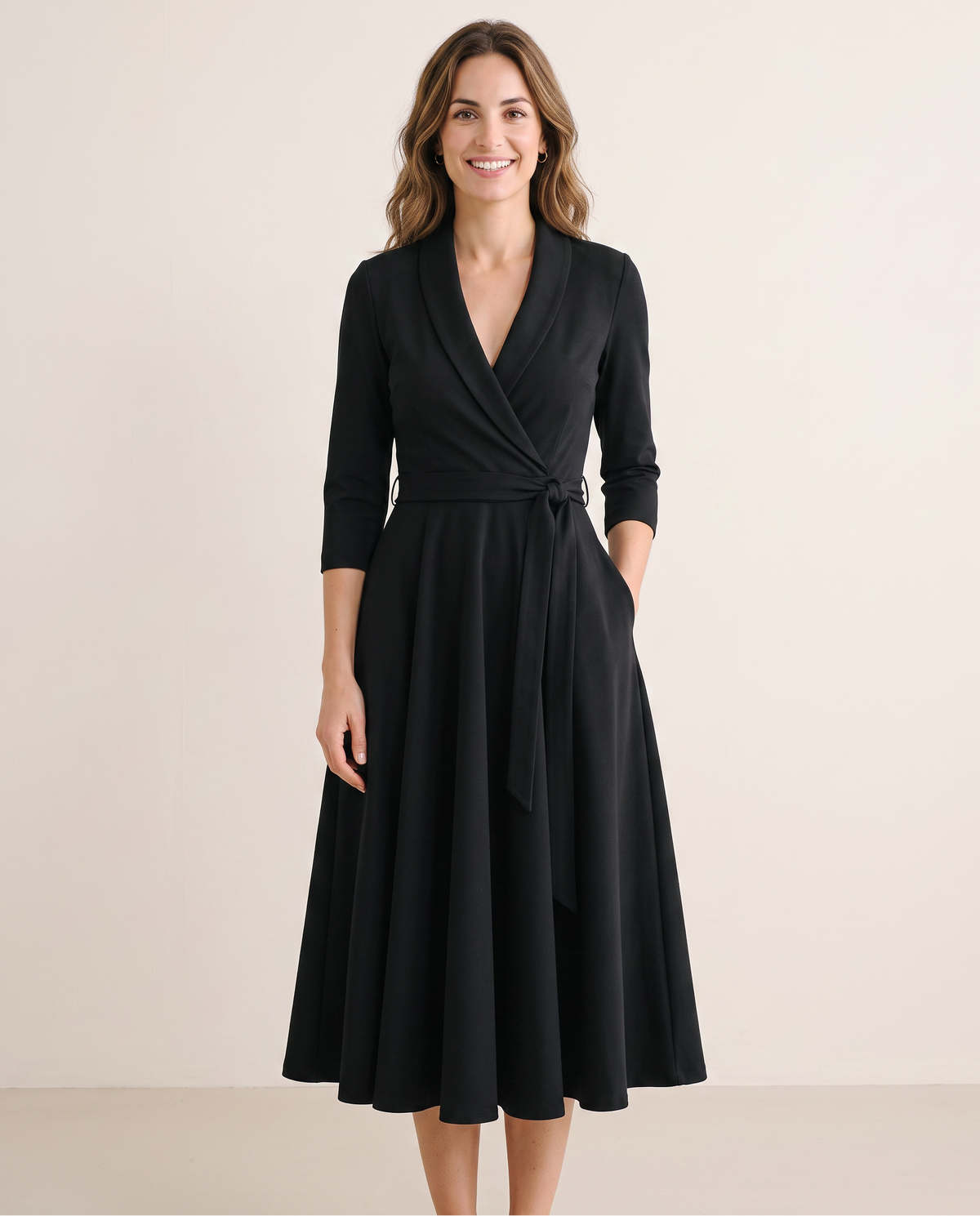 Robe midi cache-cœur noire à col châle et jupe évasée, vue de face