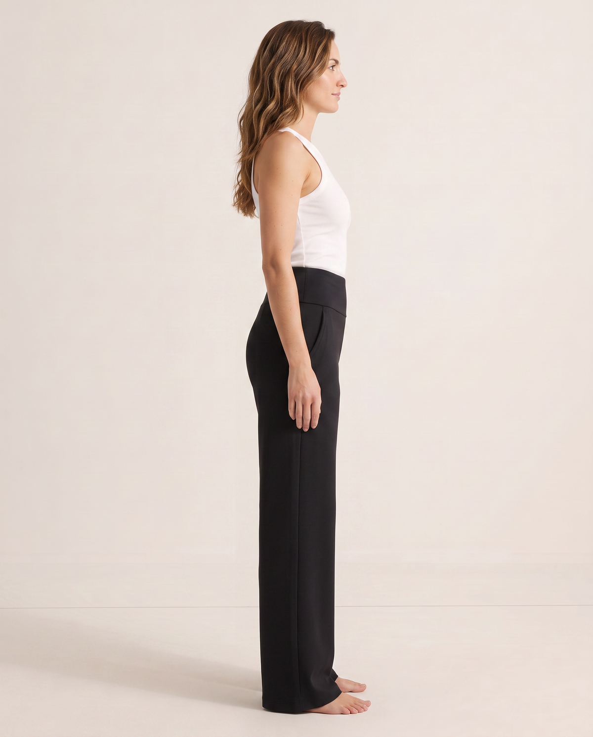 Pantalon taille haute à jambe large noir, vue de profil