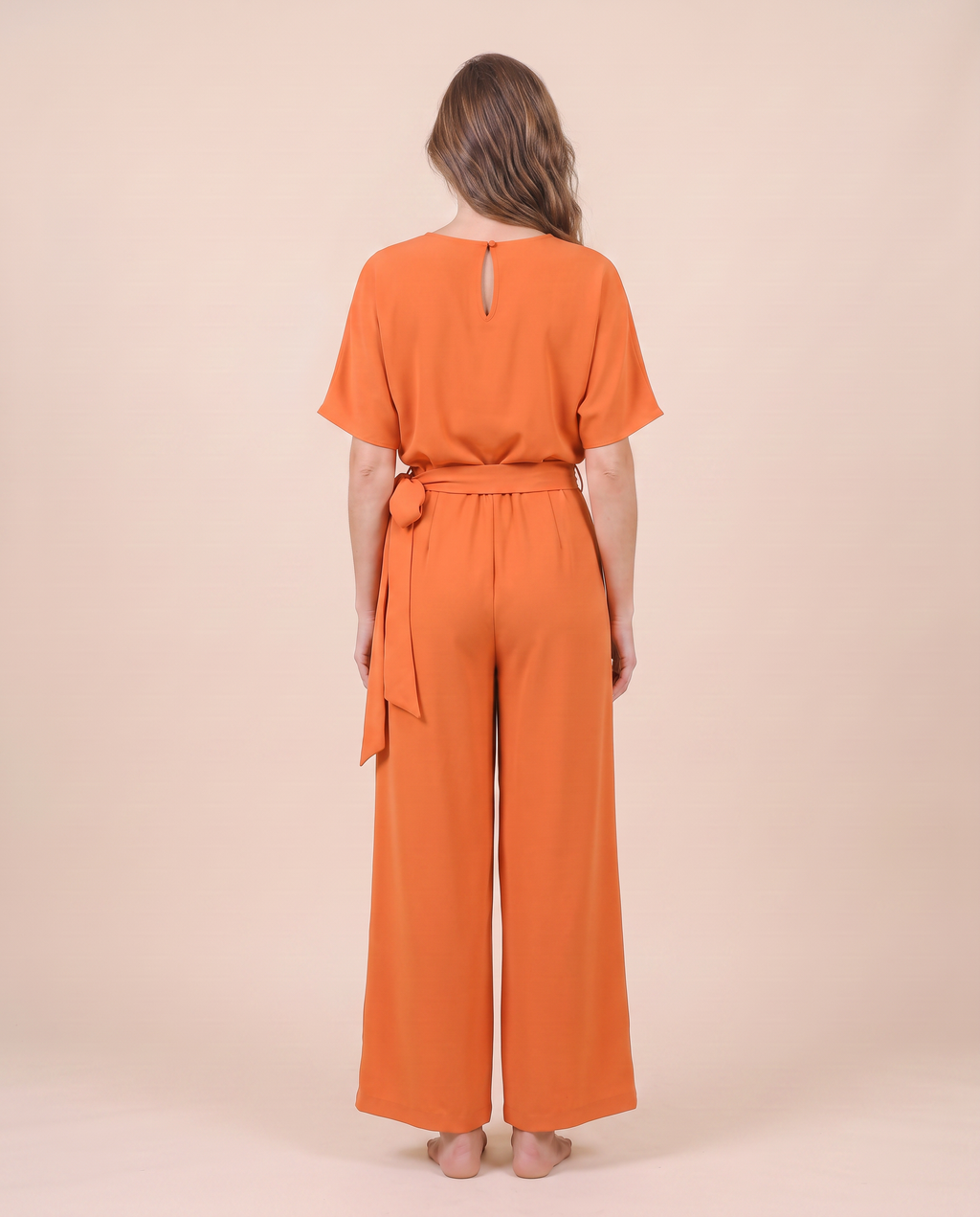 Combinaison pantalon large orange, vue de dos