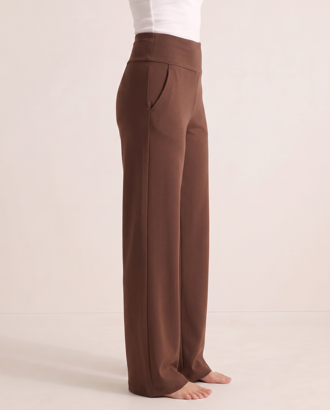 Pantalon taille haute à jambe large brun, vue de profil