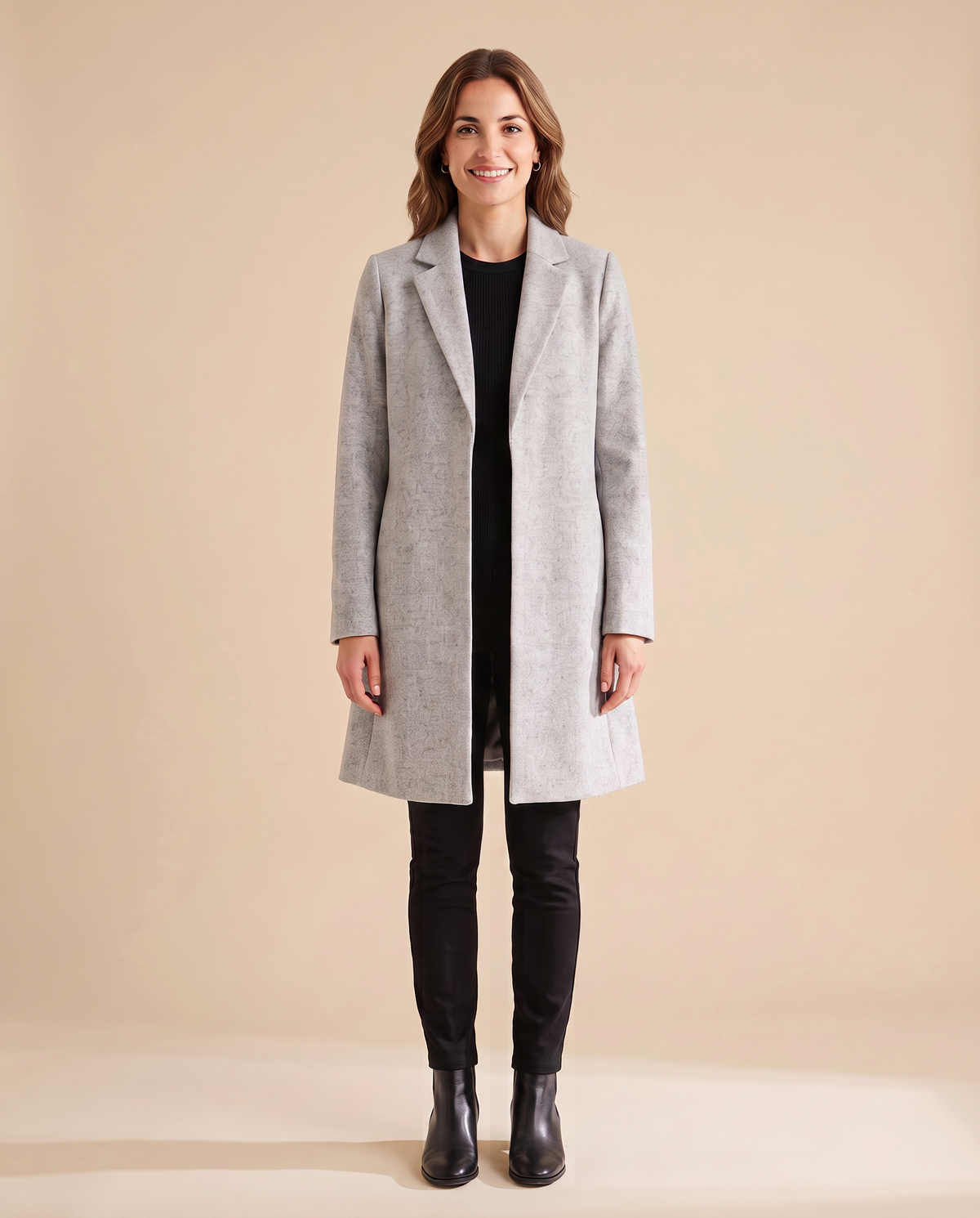 Manteau mi-long ouvert pour femme VELENTI MODA à col montant et revers, coloris gris chiné, porté sur mannequin, vue de face.