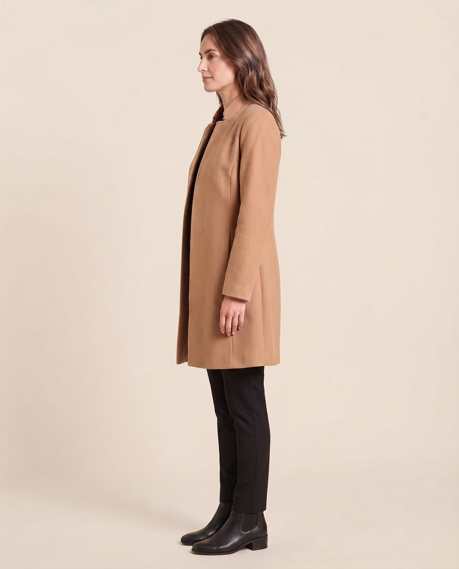 Manteau mi-long ouvert pour femme VELENTI MODA à col montant et revers, coloris caramel, vue de profil.