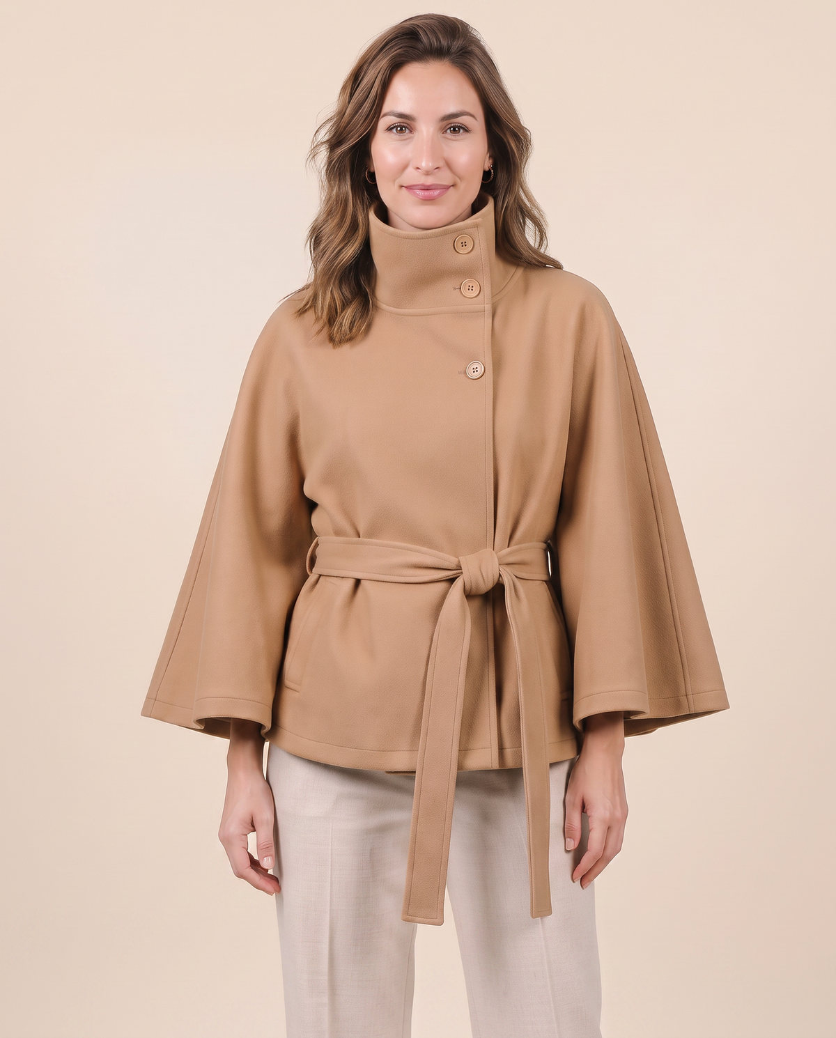 Manteau cape élégant pour femme VELENTI MODA à col haut et ceinture ajustable, porté par une mannequin, vue de face.