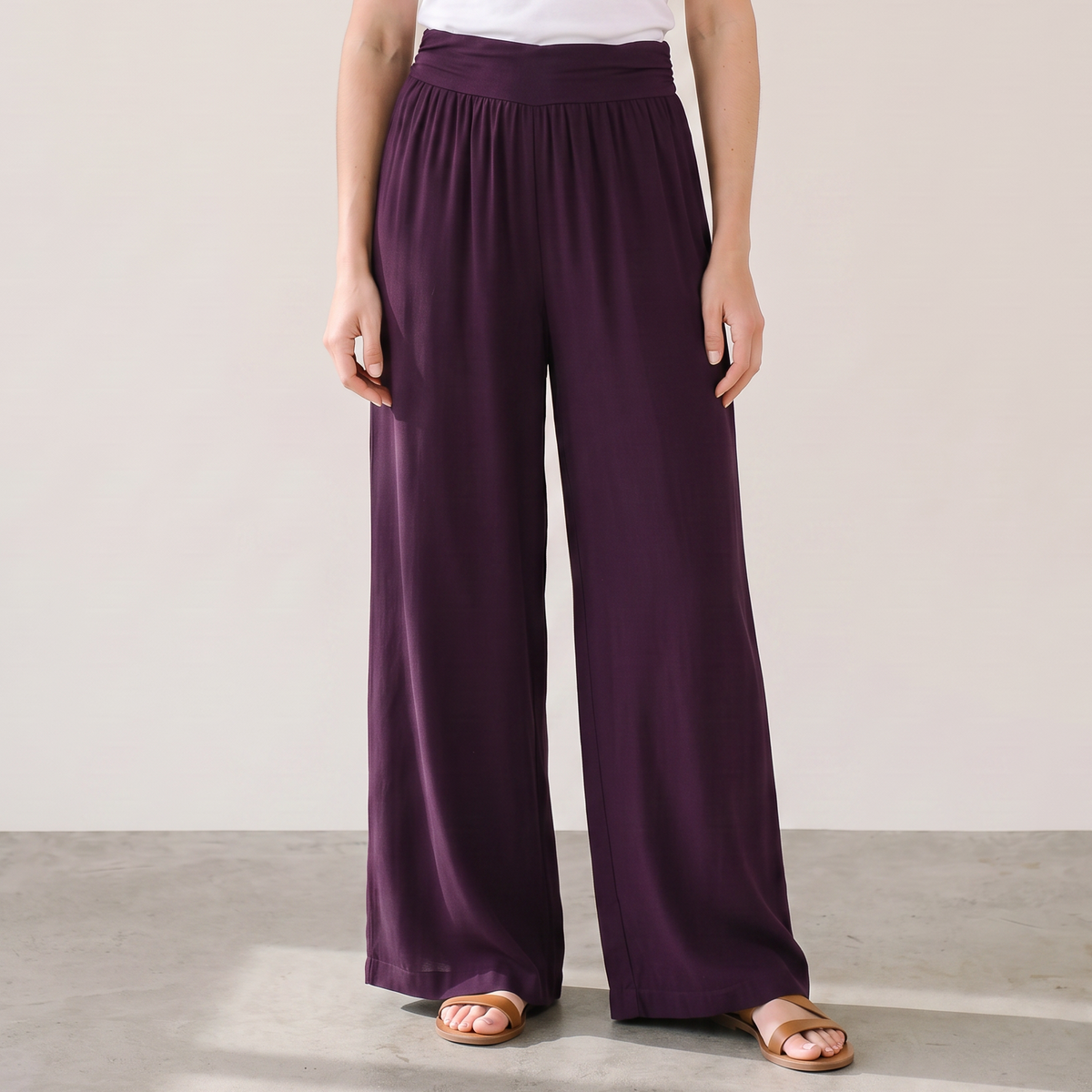 Pantalon large taille haute violet à taille élastique, vue de face