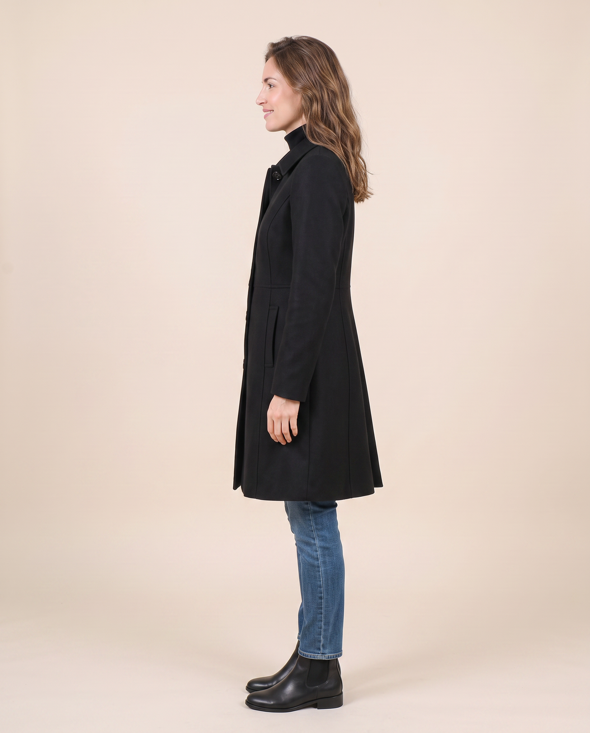 Manteau d'hiver cintré pour femme VELENTI MODA à simple boutonnage, coloris noir, vue de profil.