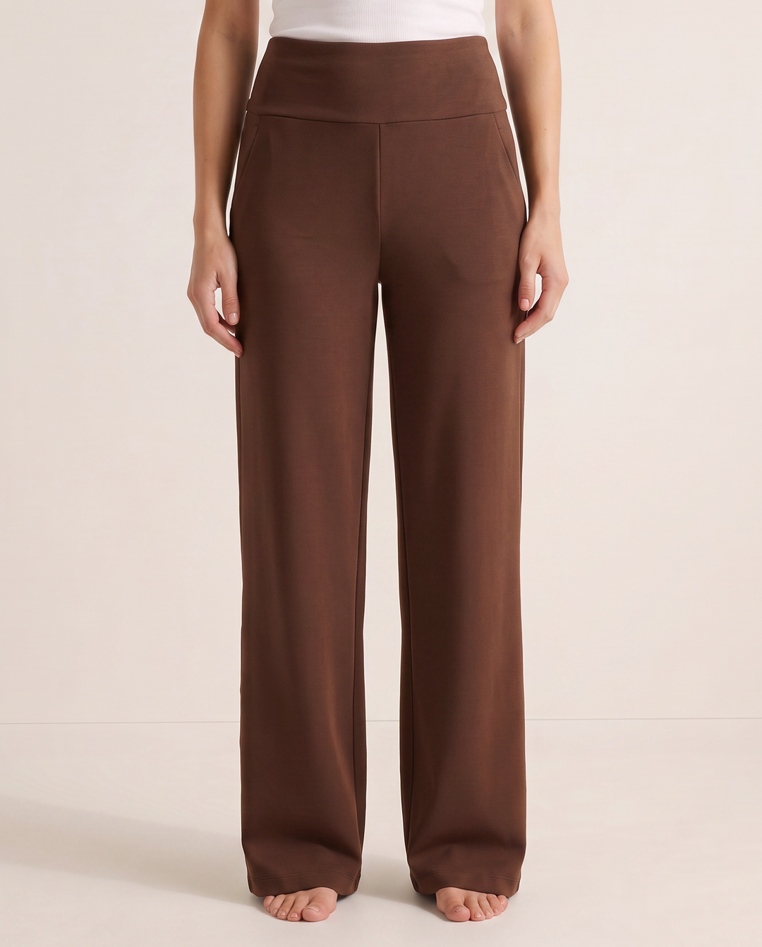 Pantalon taille haute à jambe large brun, vue de face